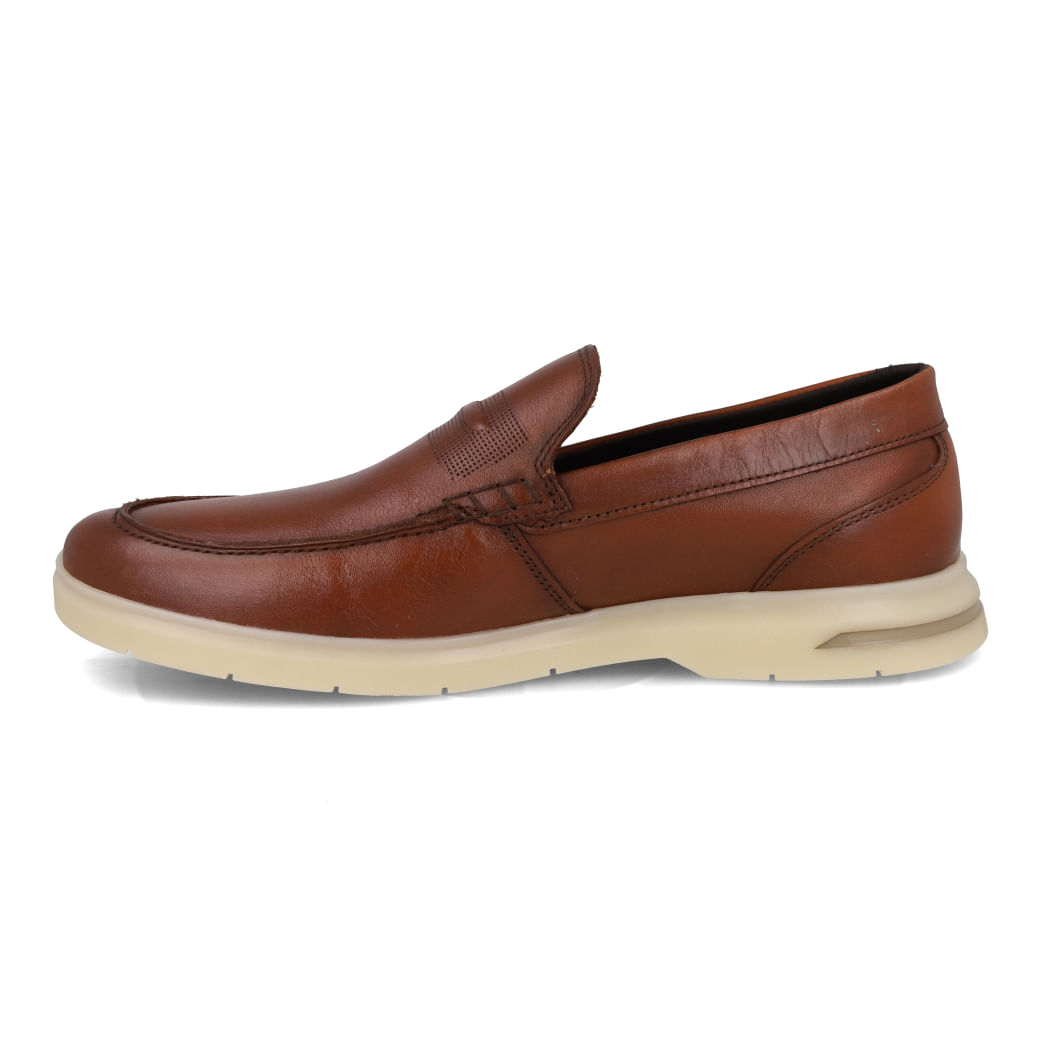 Vista lateral do mocassim masculino Ferracini couro conhaque com sola branca